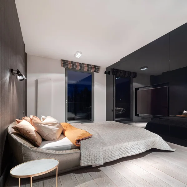 Stilvolles Schlafzimmer Mit Schwarzer Hochglanzwand Mit Bildschirm Und Modernem Doppelbett — Stockfoto