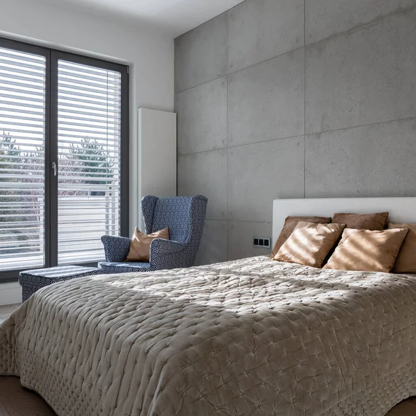 Elegante Simple Dormitorio Con Pared Estilo Concreto Cama Grande Cómoda — Foto de Stock