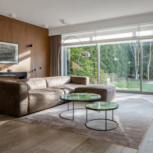 Elegantes Wohnzimmer Mit Gartenblick Von Der Fensterwand Holzboden Und Wand — Stockfoto