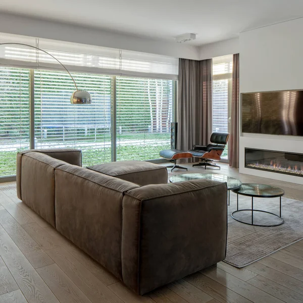 Luxe Stijlvolle Woonkamer Met Grote Bank Raamwand Televisie Moderne Open — Stockfoto