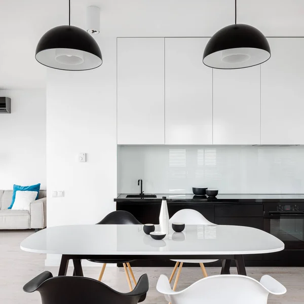 Cozinha Moderna Preto Branco Com Mesa Jantar Branca Quatro Cadeiras — Fotografia de Stock