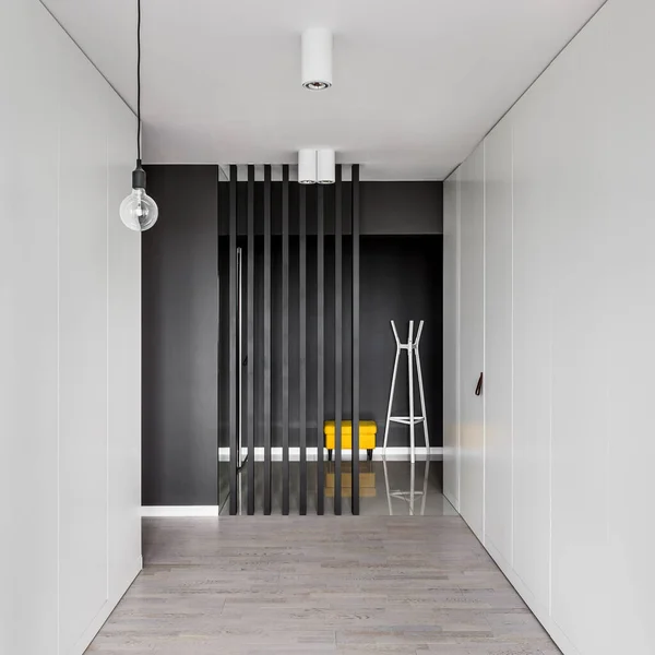 Moderne Gang Interieur Met Witte Kasten Zwart Gebied Met Gele — Stockfoto