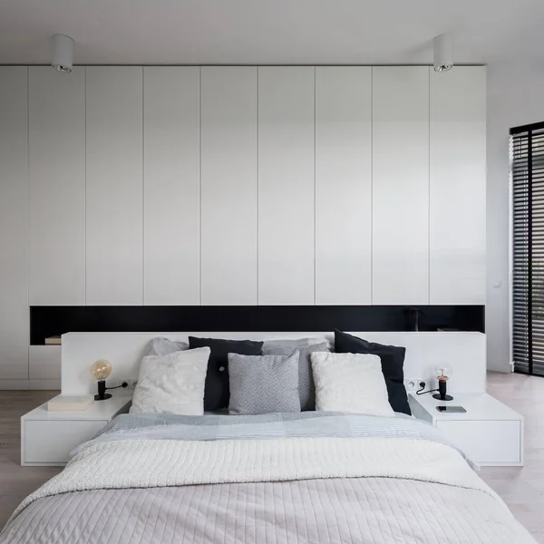 Moderno Quarto Branco Interior Com Cama Grande Confortável Mesas Cabeceira — Fotografia de Stock