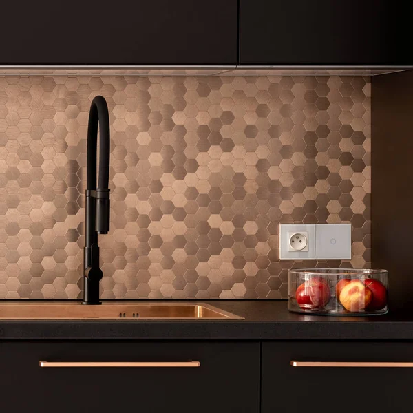 Rivestimenti Esagonali Dorati Elegante Cucina Con Lavello Oro Maniglie Mobili — Foto Stock