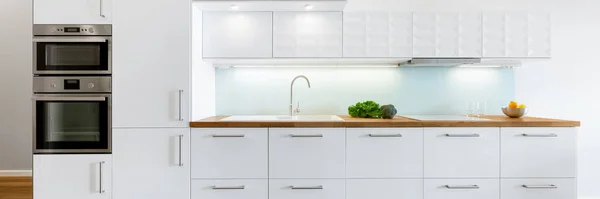 Panorama Cocina Moderna Con Muebles Blancos Encimera Madera Empotrado Nevera — Foto de Stock