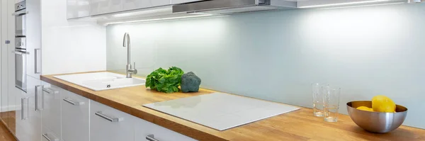 Panorama Cozinha Elegante Com Mobiliário Branco Bancada Madeira Luzes Led — Fotografia de Stock