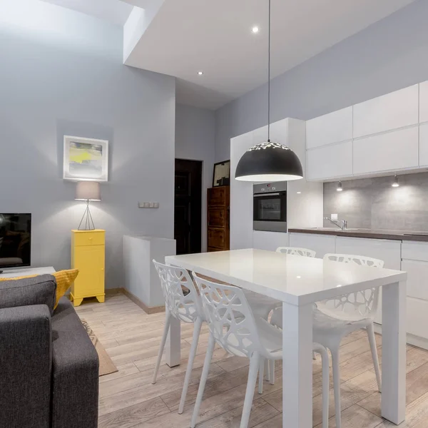 Κομψό Διαμέρισμα Σαλόνι Ανοιχτό Μικρή Κουζίνα Μοντέρνα Λευκό Τραπέζι Κομψές — Φωτογραφία Αρχείου
