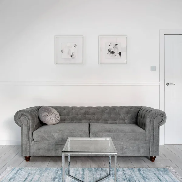 Grau Romantischen Stil Gesteppten Sofa Und Glastisch Zimmer Mit Weißen — Stockfoto