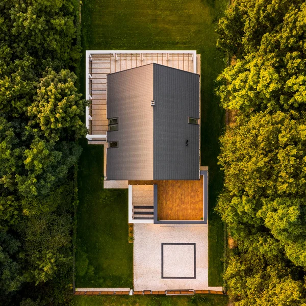 Drone Pohled Velký Moderní Dům Dlážděnou Příjezdovou Cestou Dřevěnou Terasou — Stock fotografie