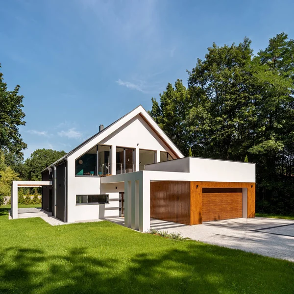 Esterno Bella Casa Con Garage Legno Vialetto Ciottoli Prato Verde — Foto Stock