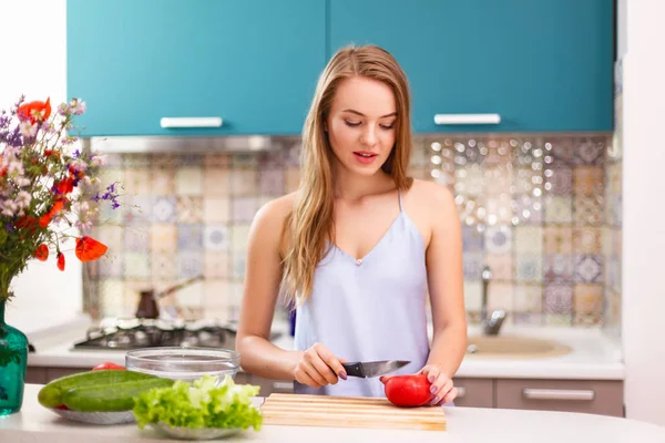 mutfakta salata yapan güzel kız