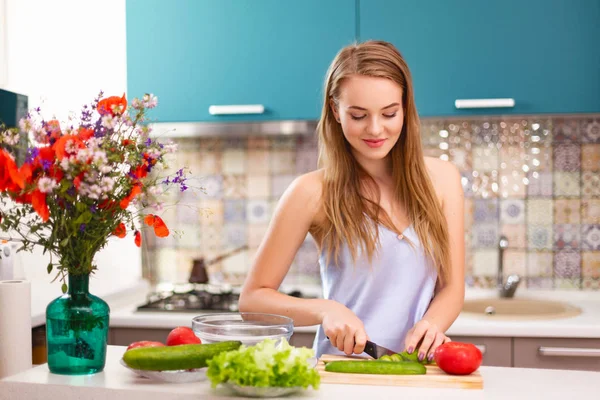 Hermosa chica haciendo ensalada en la cocina —  Fotos de Stock