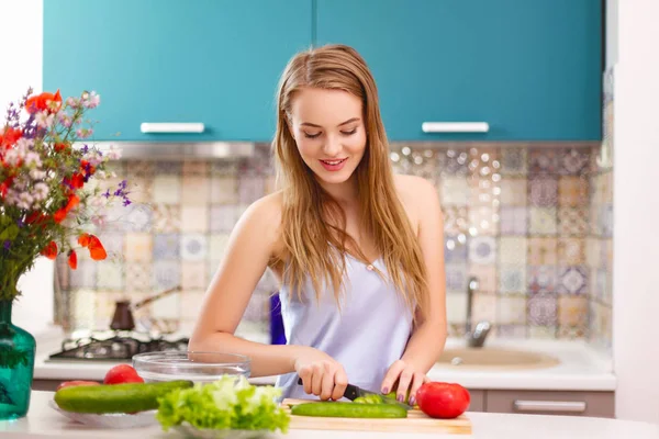 Hermosa chica haciendo ensalada en la cocina —  Fotos de Stock