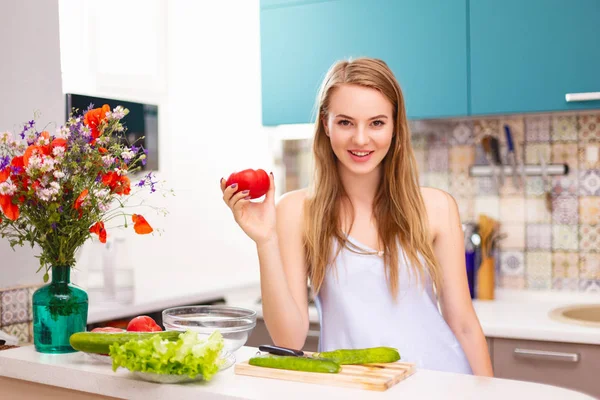 Schönes Mädchen macht Salat in der Küche — Stockfoto