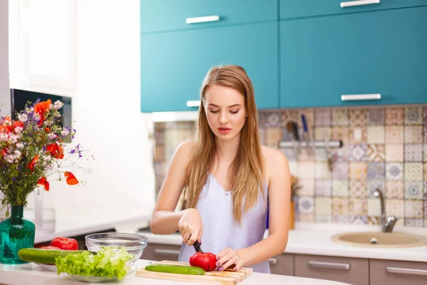 Schönes Mädchen macht Salat in der Küche — Stockfoto