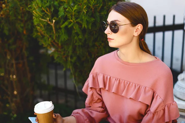 Chica con café y revista en el banco — Foto de Stock