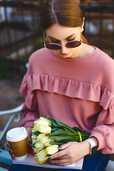 La chica en vasos con tulipanes y café — Foto de Stock