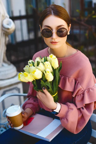튤립과 커피와 안경에 소녀 — 스톡 사진