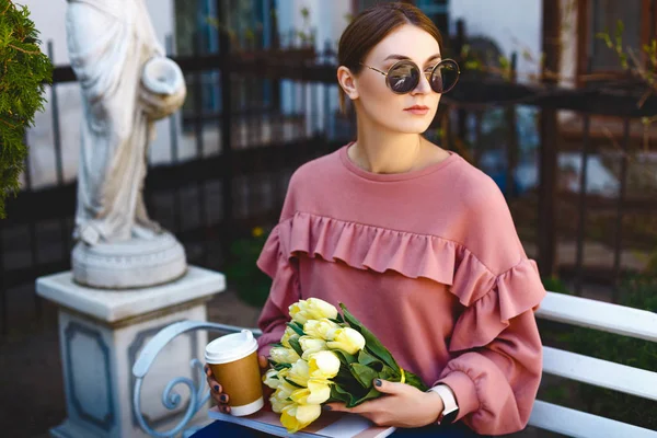 La chica en vasos con tulipanes y café — Foto de Stock