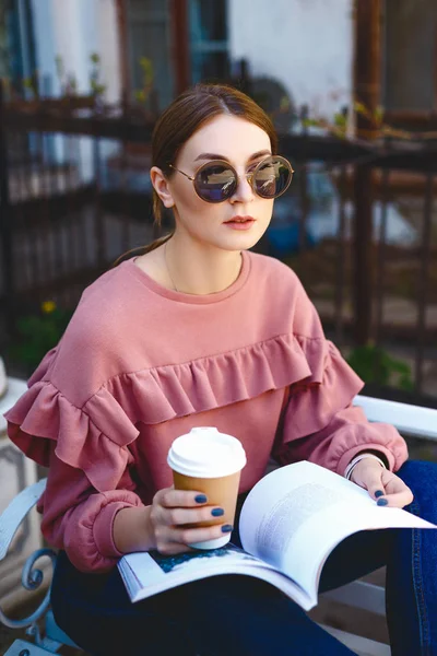 Girl with coffee and magazine on the bench — Stock Photo, Image