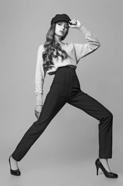 Stüdyoda genç bir kızın siyah beyaz fotoğrafı.