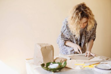 Genç kız kil kesiyor.