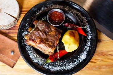 Patates, kırmızı biber ve sos ile kızarmış kaburga