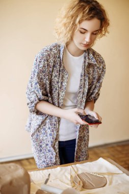 kıvırcık kız bir tabak oluşturur