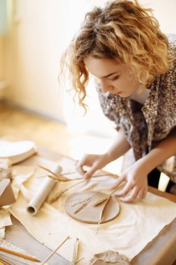 kıvırcık kız bir tabak oluşturur