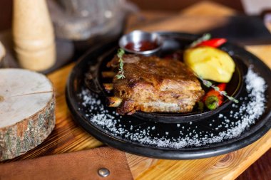 Patates, kırmızı biber ve sos ile kızarmış kaburga