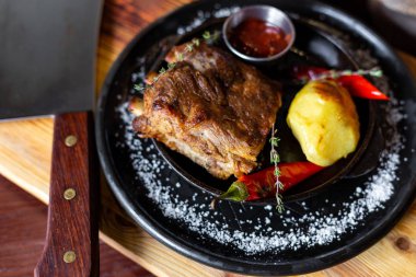 Patates, kırmızı biber ve sos ile kızarmış kaburga