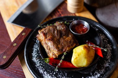 Patates, kırmızı biber ve sos ile kızarmış kaburga