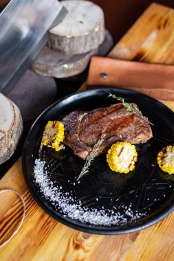 Mısır ve biberiye ile ızgara biftek. Restoran servisi