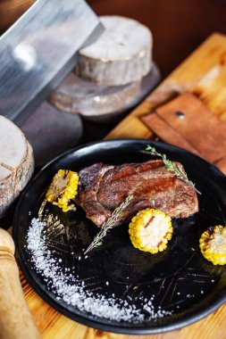 Mısır ve biberiye ile ızgara biftek. Restoran servisi