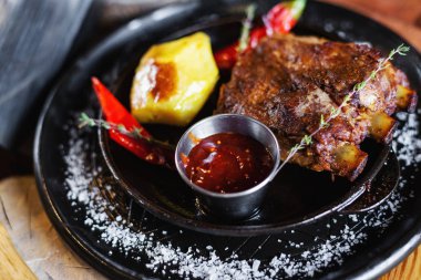 Patates, kırmızı biber ve sos ile kızarmış kaburga