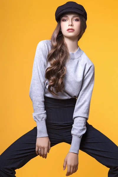 Adolescente chica posando en estudio en amarillo fondo —  Fotos de Stock