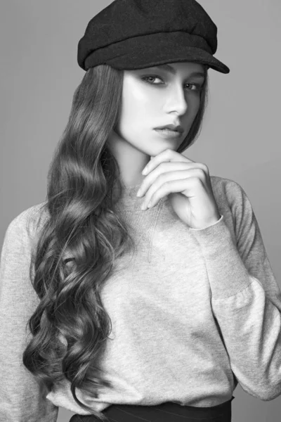 Adolescente posando en el estudio. Foto en blanco y negro — Foto de Stock