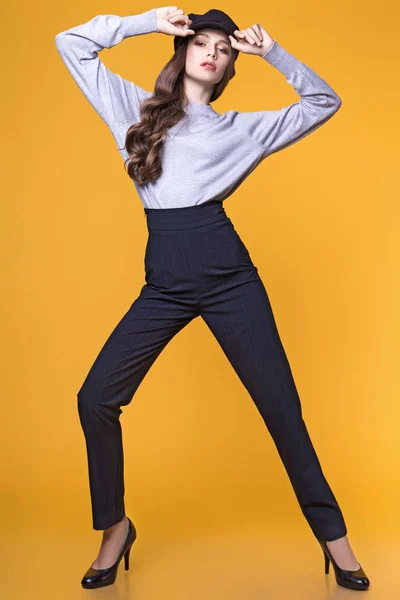 Adolescent fille posant dans studio sur fond jaune — Photo