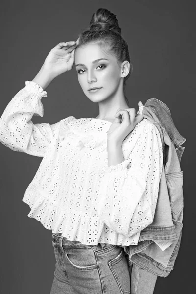 Menina adolescente posando em estúdio. Foto em preto e branco — Fotografia de Stock