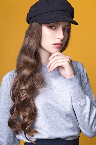 Teen girl posing in studio. Black and white photo — Stock Photo, Image