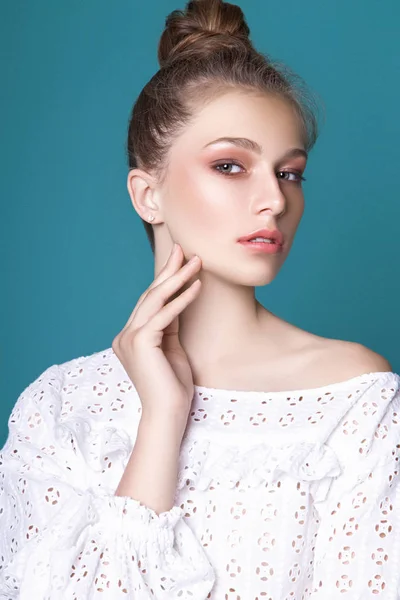 Adolescente chica posando en estudio sobre fondo azul — Foto de Stock