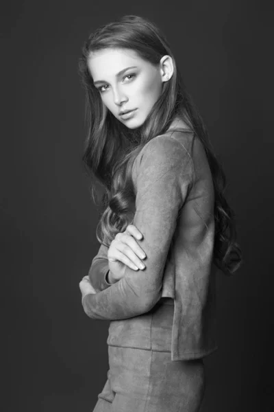 Menina adolescente posando em estúdio. Foto em preto e branco — Fotografia de Stock