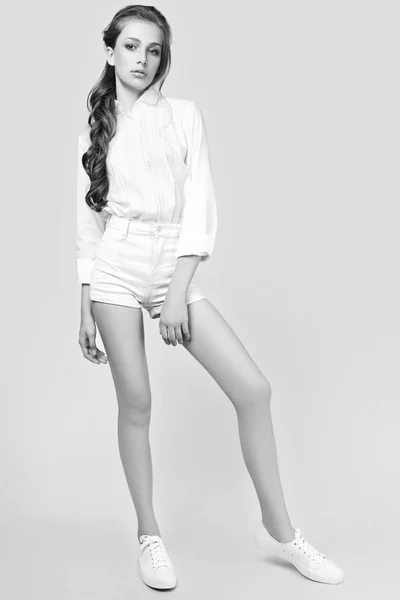 Tonårs flicka poserar i studion på vit bakgrund. Svartvitt — Stockfoto