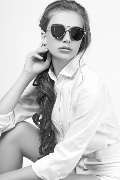 Teen girl posing in studio on white background. Black and white — Stock Photo, Image