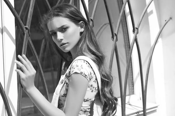 Chica adolescente al aire libre. Foto en blanco y negro —  Fotos de Stock