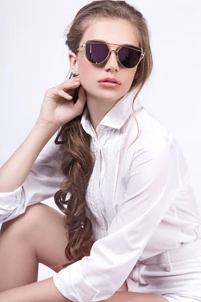 Menina adolescente posando em estúdio no fundo branco — Fotografia de Stock