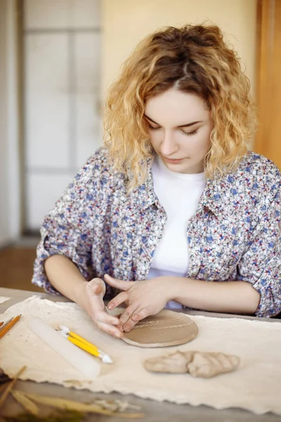 Chica rizada crea un plato —  Fotos de Stock