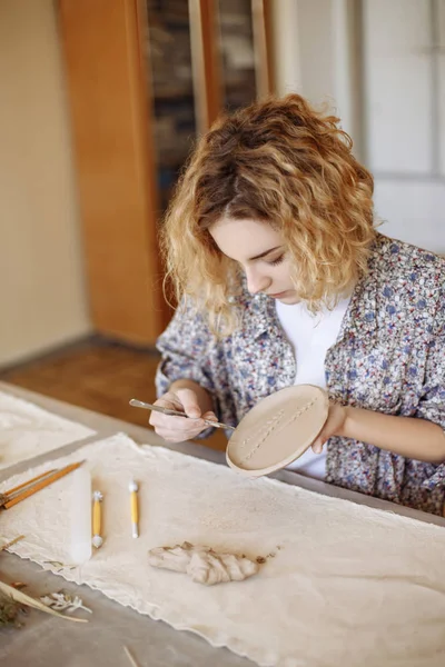 Σγουρά κορίτσι δημιουργεί ένα πιάτο — Φωτογραφία Αρχείου