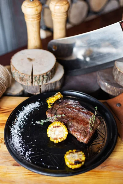 Grilovaný steak s kukuřicí a rozmarýnem. Restaurace obsluhující — Stock fotografie