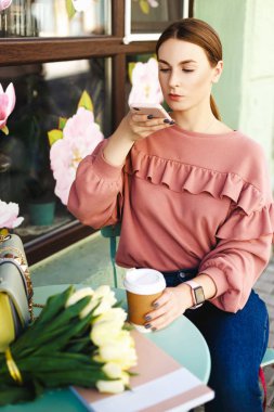 kız telefonda bir fotoğraf yapar